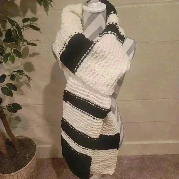 Handmade Chunky Yarn Knit Scarf Oversize Womens BLK/WHT Warm Cozy Fall Winter. - Picture 1 of 6